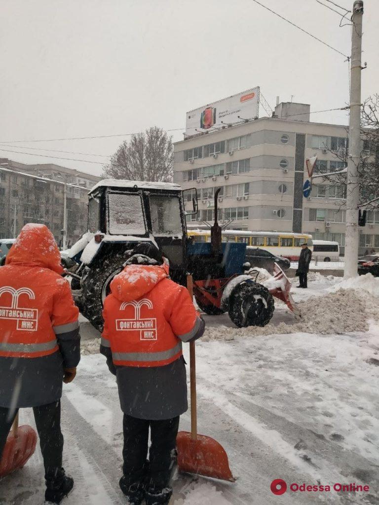 Одессу засыпало снегом – с ночи дороги чистят более сотни единиц спецтехники (фото, видео)