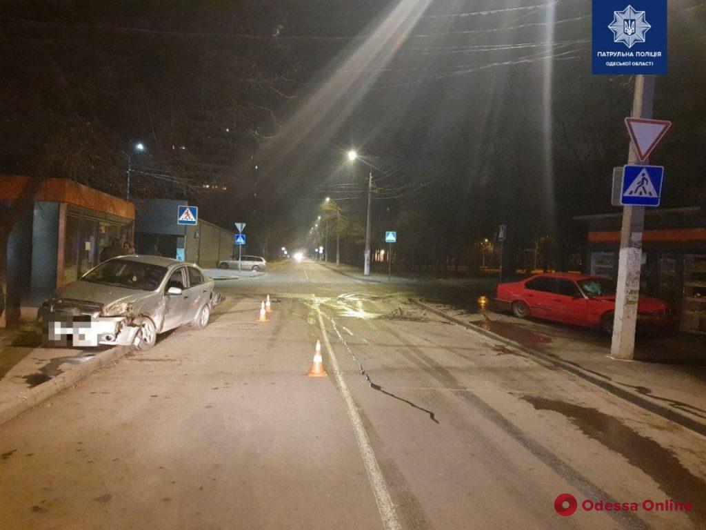 В Одессе столкнулись BMW и Chevrolet  – одну из машин отбросило на торговый павильон