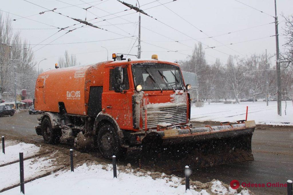 Одессу засыпало снегом – с ночи дороги чистят более сотни единиц спецтехники (фото, видео)