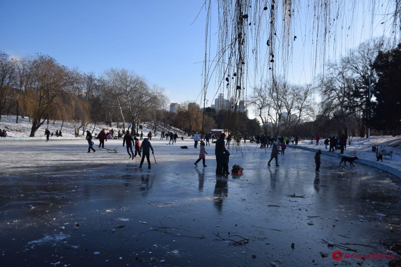 «Покатушки» на пруду в парке Победы: одесситов предупреждают об опасности выхода на лед