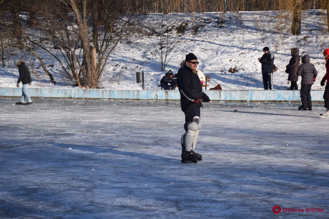 В парке Победы замерз пруд — горожане во всю катаются на коньках (фото)