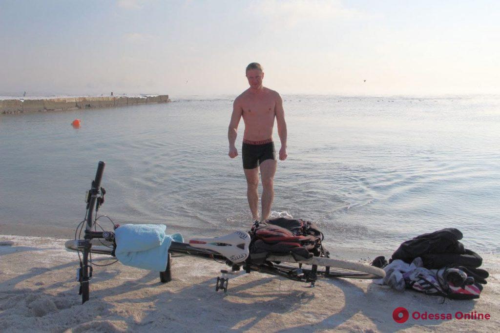 Крещение в Одессе: горожане спешат окунуться в ледяную морскую воду (фоторепортаж)