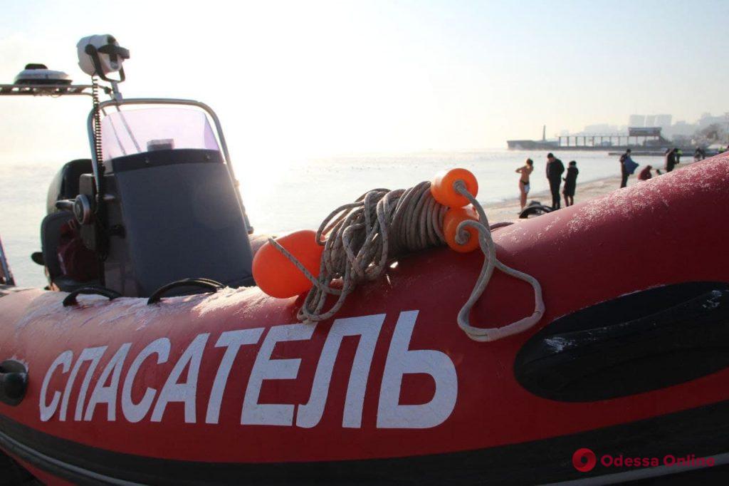Крещение в Одессе: горожане спешат окунуться в ледяную морскую воду (фоторепортаж)