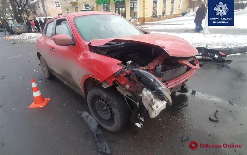 На Адмиральском проспекте столкнулись два «Ниссана»