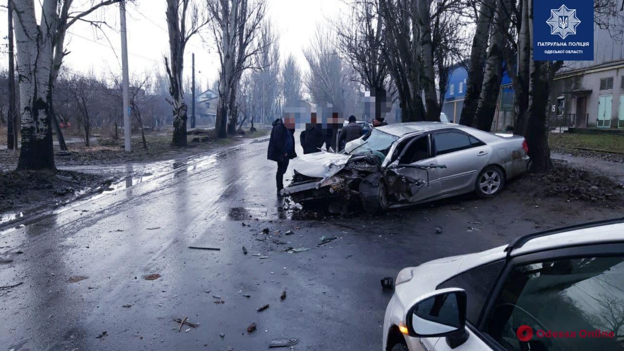 В Одессе автомобиль влетел в дерево — есть пострадавший