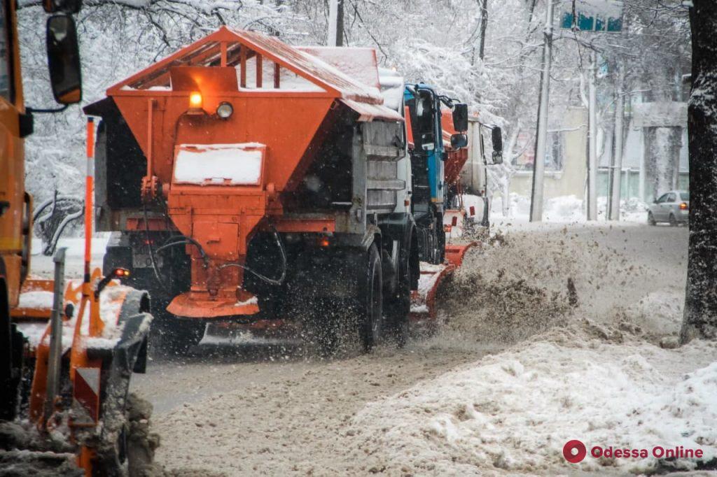 Снегопад: в Одессе общественный транспорт курсирует в штатном режиме (фото)