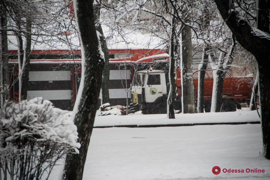 Снегопад: в Одессе общественный транспорт курсирует в штатном режиме (фото)