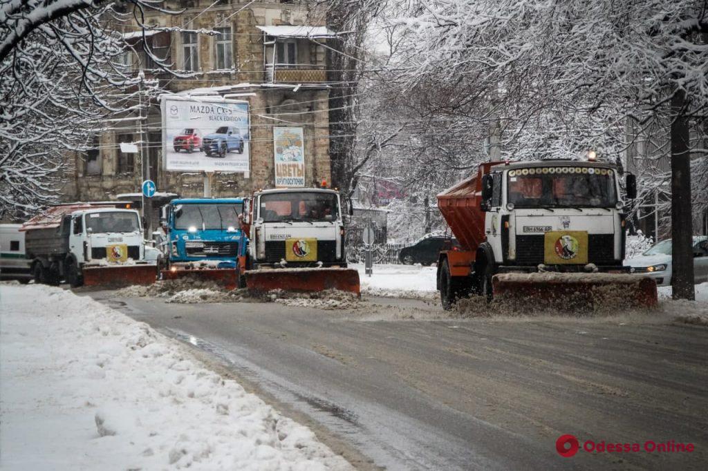 Снегопад: в Одессе общественный транспорт курсирует в штатном режиме (фото)