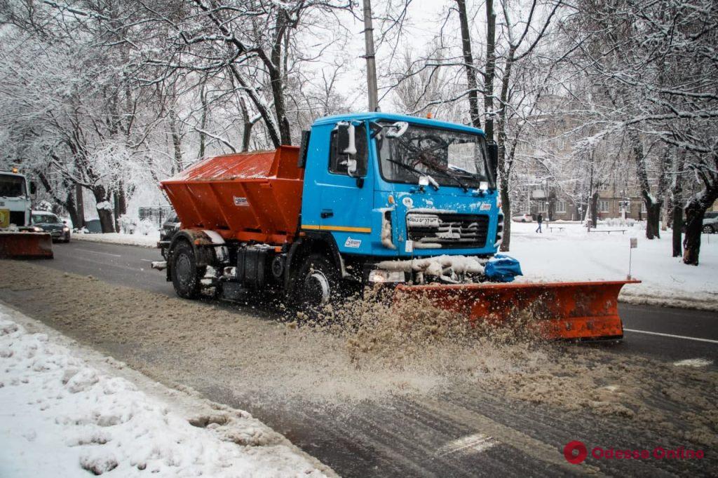 Снегопад: в Одессе общественный транспорт курсирует в штатном режиме (фото)