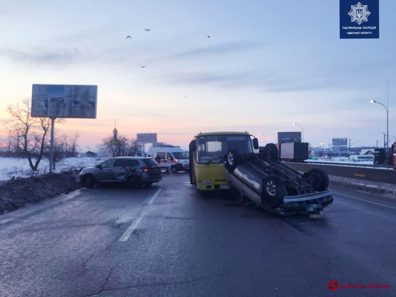 На Киевской трассе под Одессой столкнулись четыре автомобиля (фото)