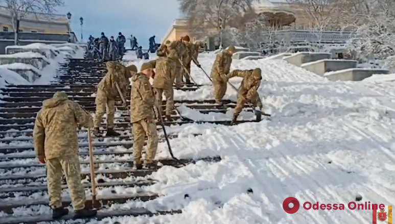 В Одессе военнослужащие помогают убирать снег