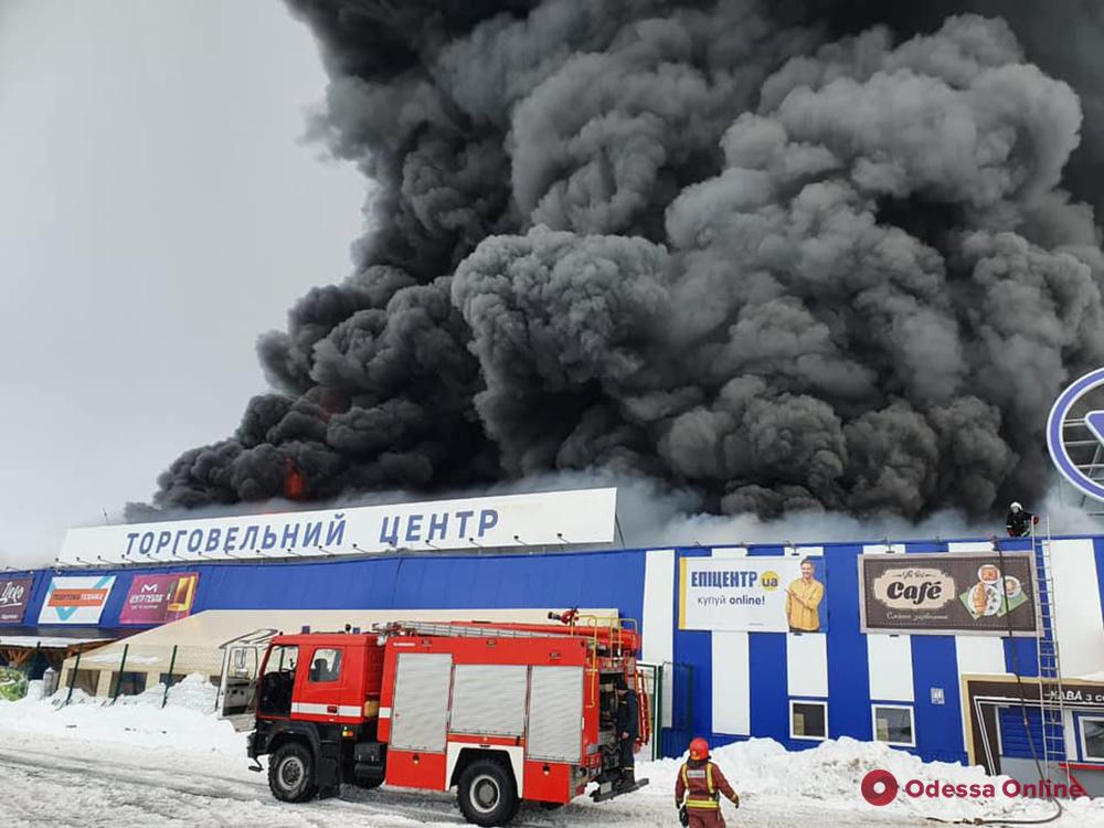 В Николаевской области горит торговый центр «Эпицентр» (фото, видео, обновлено)