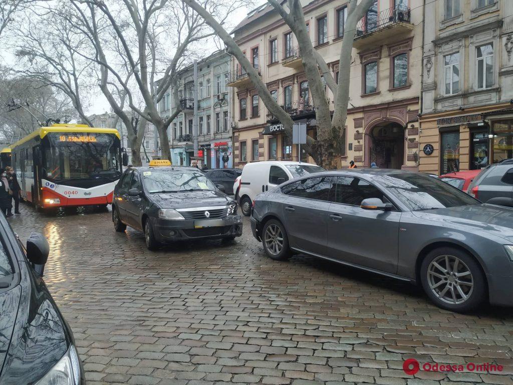 На Пушкинской из-за тройного ДТП заблокировано движение троллейбусов