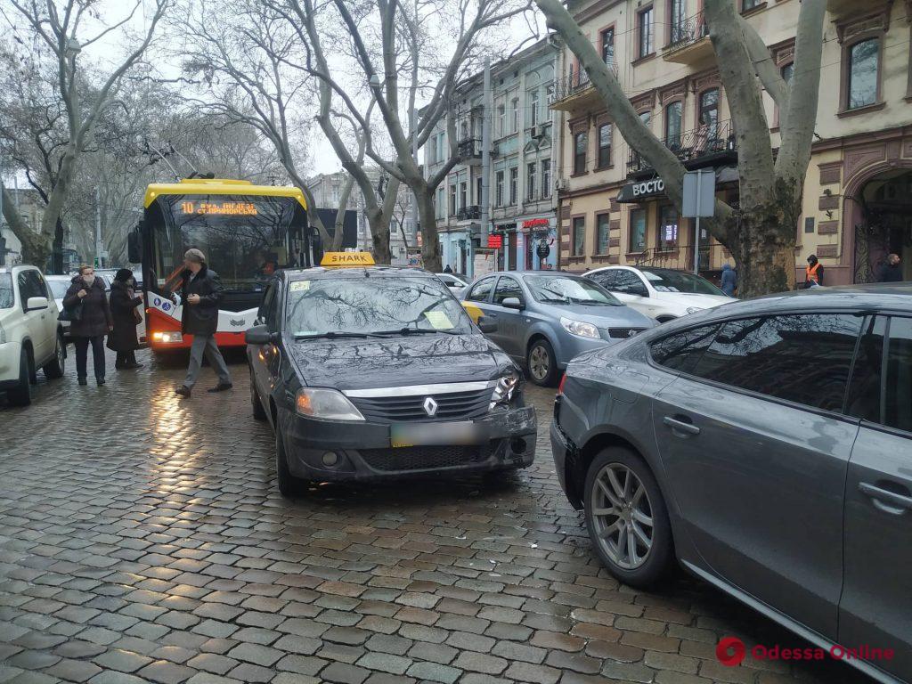 На Пушкинской из-за тройного ДТП заблокировано движение троллейбусов