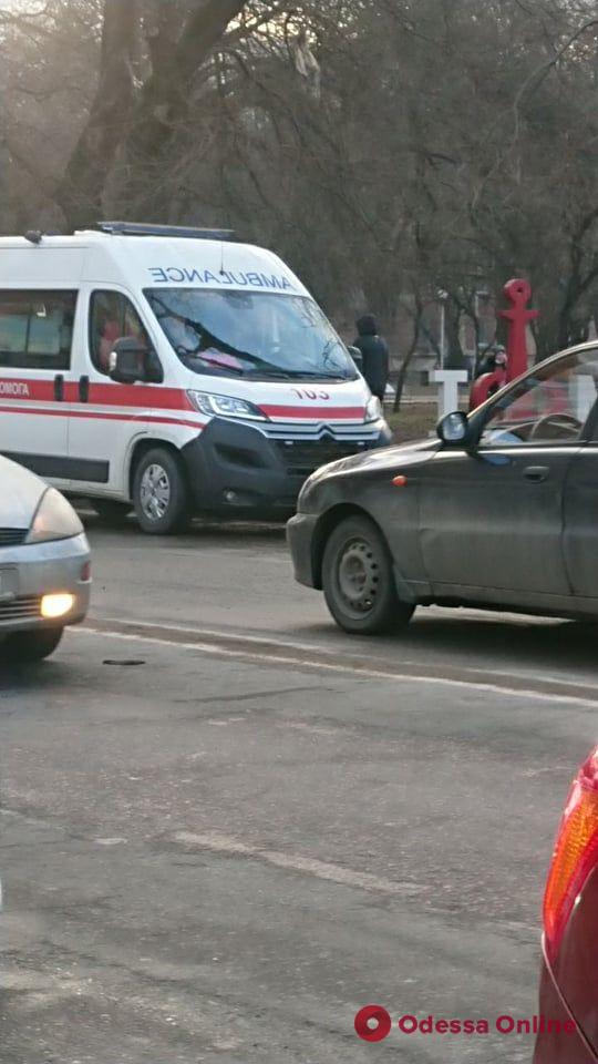 На Молдаванке столкнулись микроавтобус и легковушка