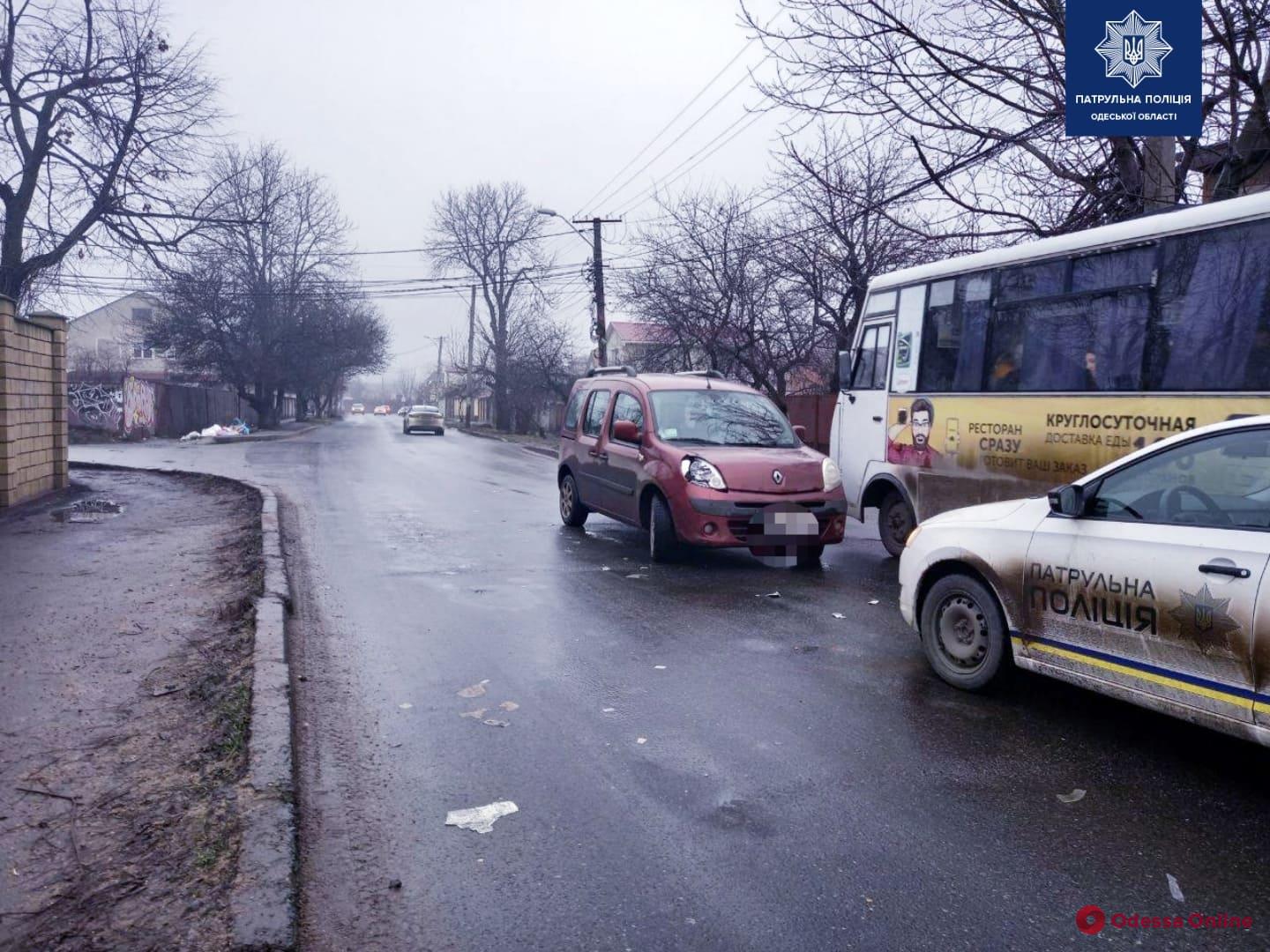 В Одессе Renault Kangoo сбил 16-летнюю девушку