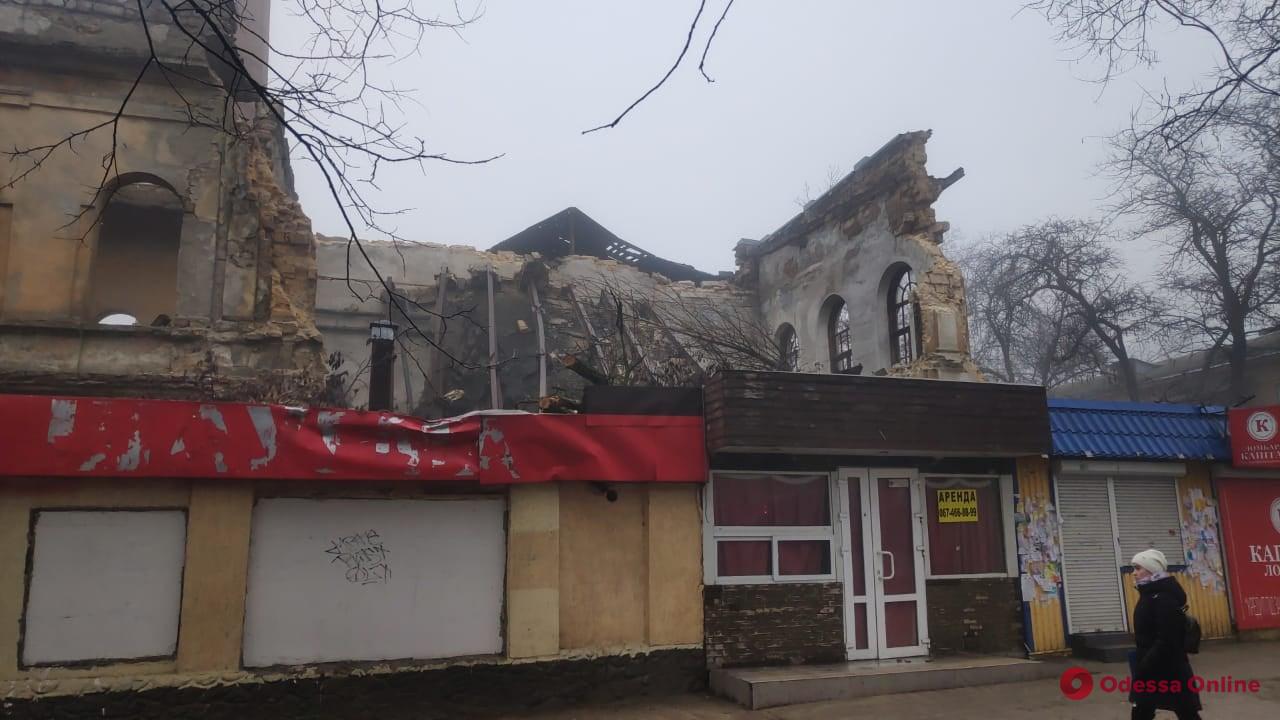В Одессе ночью рухнуло здание бывшего завода мороженого (фото, обновлено)