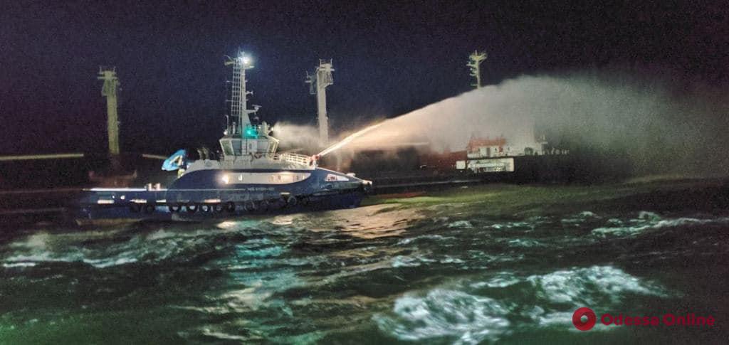 В Черном море горел сухогруз (фото, видео)