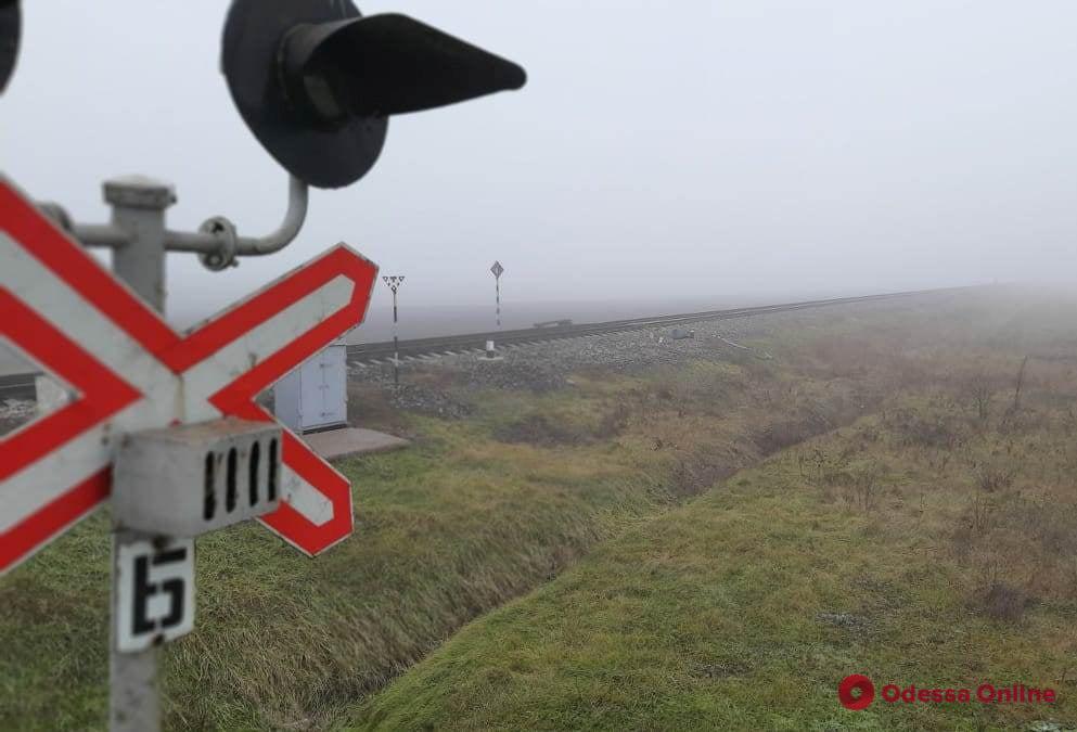 На Одесской железной дороге столкнулись поезд и трактор