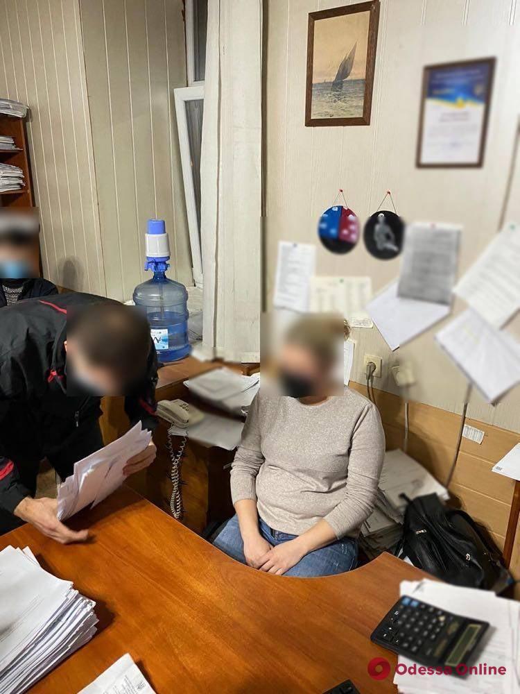 Обещали снять арест с авто: в Одессе госисполнители ответят в суде за взятку