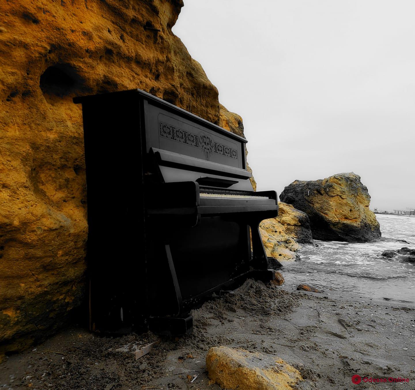 В Одессе на пляже установили пианино (фото)