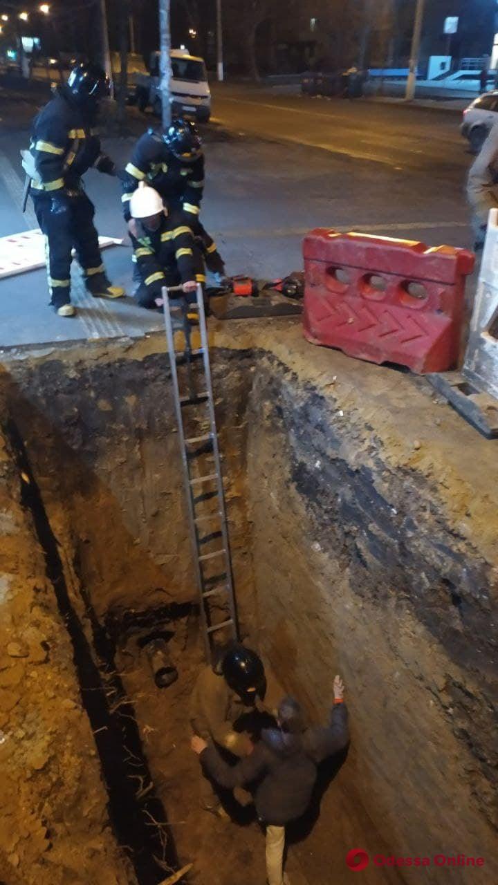 На Черемушках парень угодил в четырехметровую яму