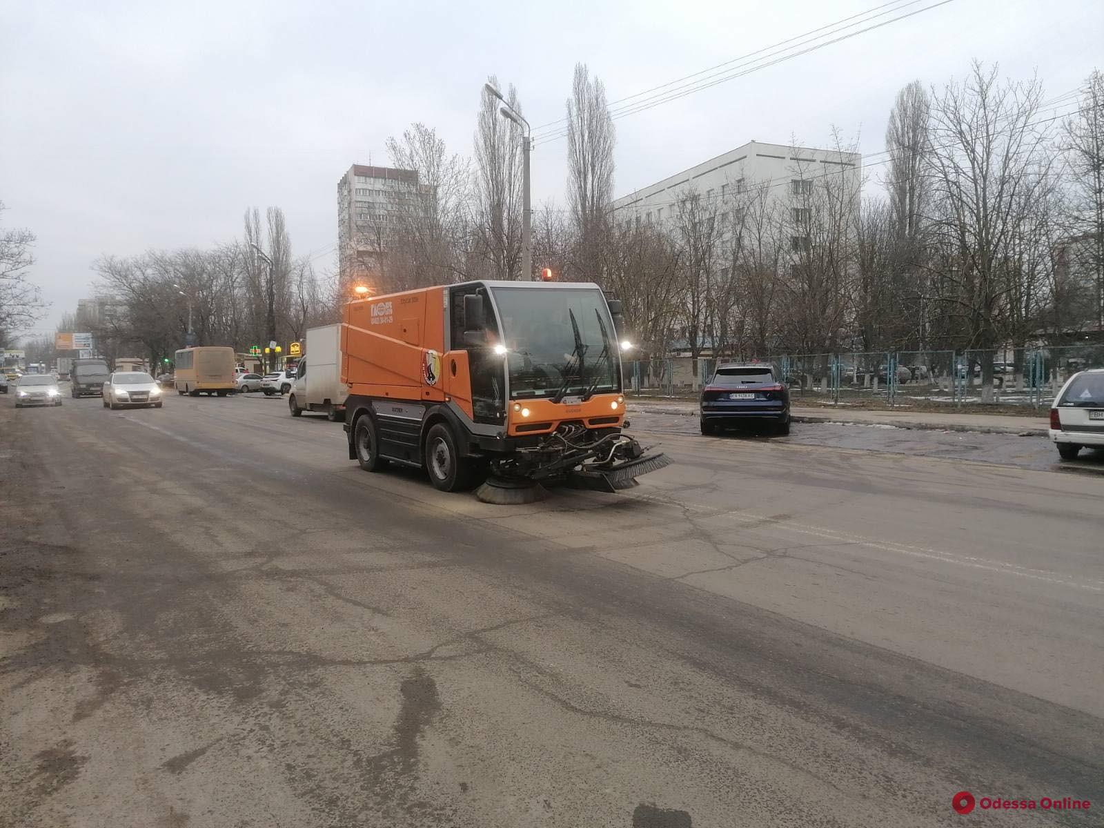 В Одессе дороги очищают от песчано-соляной смеси