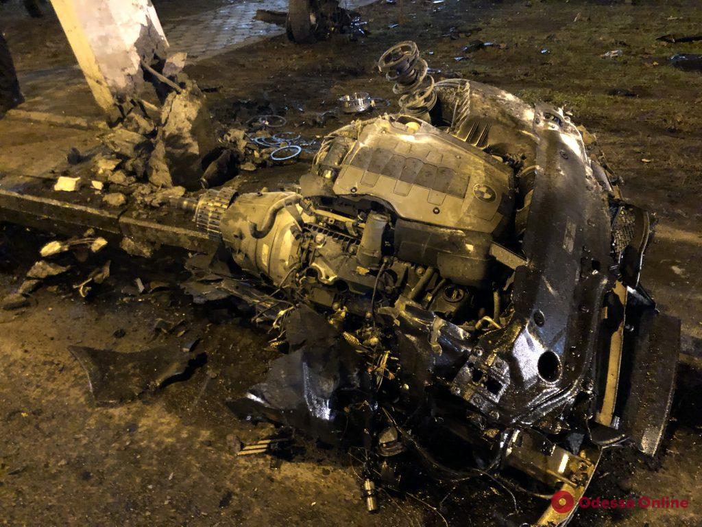На Сегедской BMW врезался в столб и загорелся (фото)