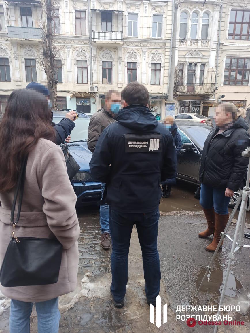 В Одессе на взятке поймали сотрудницу миграционной службы