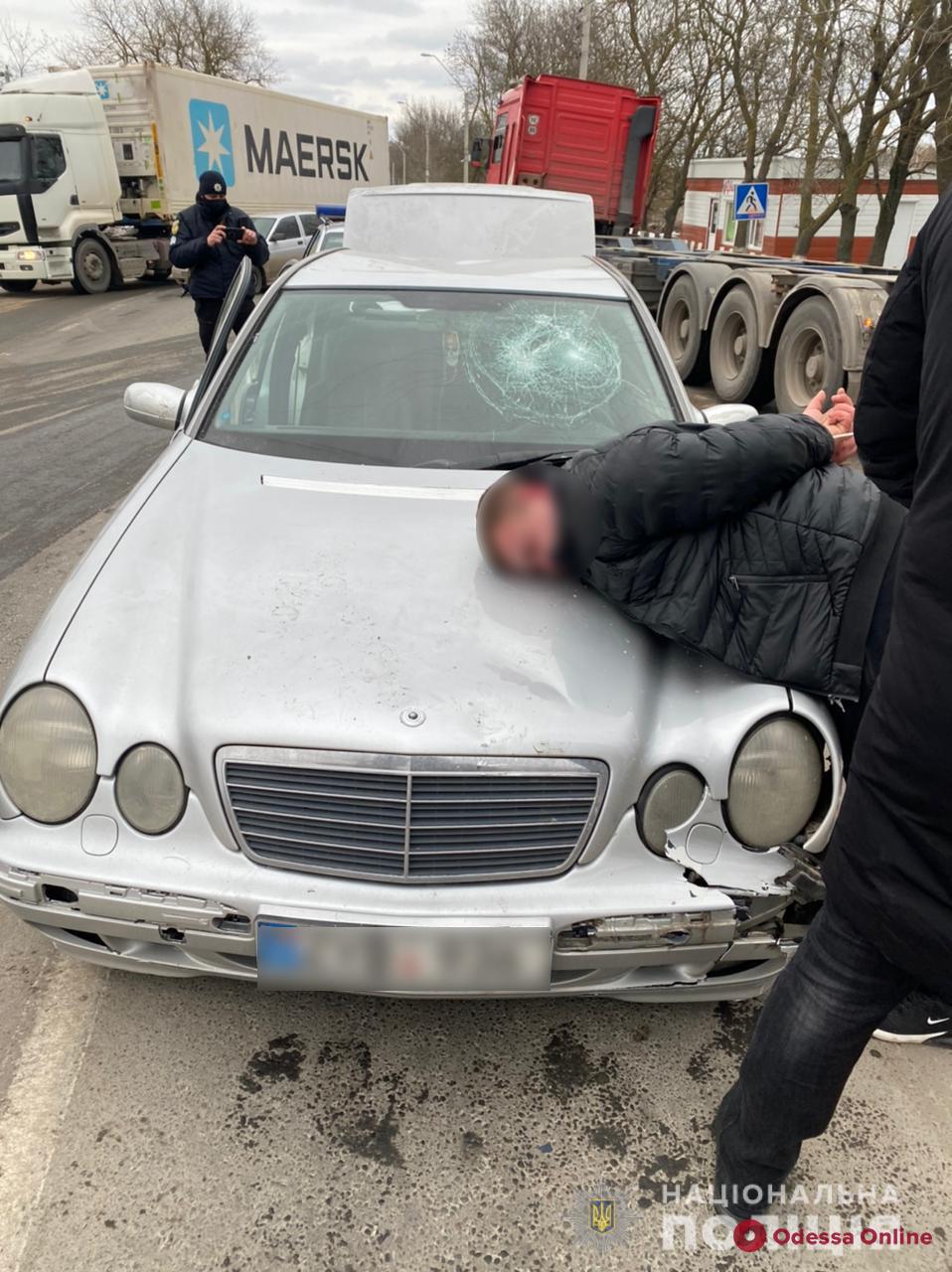 Под Одессой преступник на «Мерседесе» уходил от погони и сбил двух полицейских