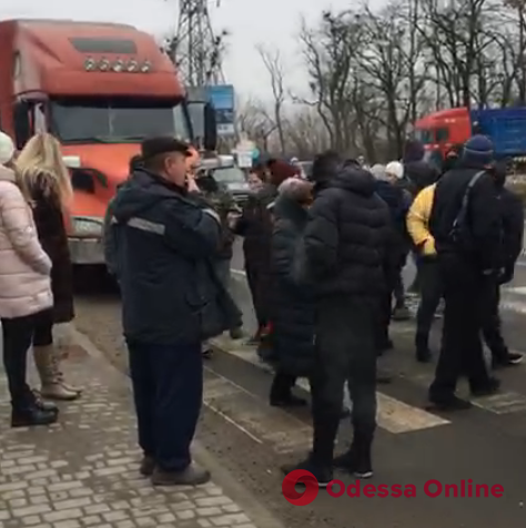 Трассу Одесса-Южный перекрыли протестующие (видео)