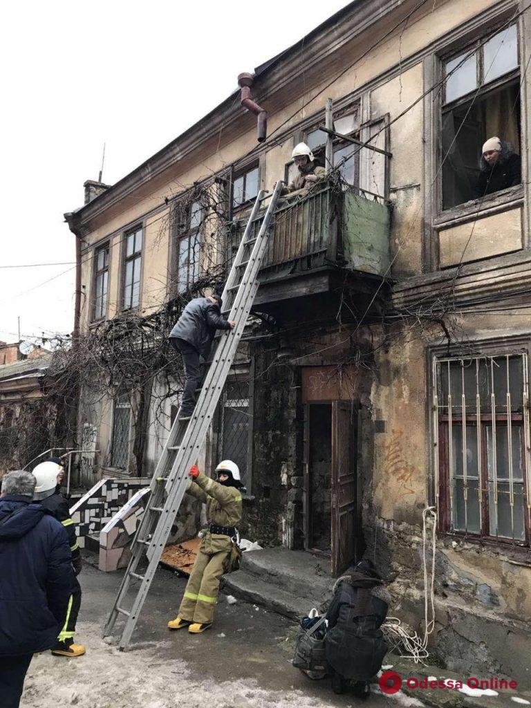В двухэтажном доме на Польском спуске рухнула лестничная клетка — жильцов эвакуировали