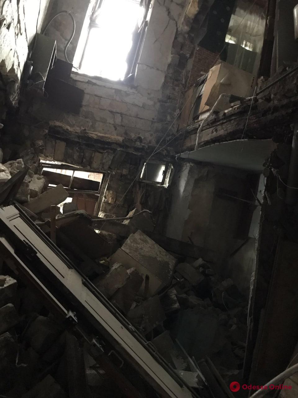 Обрушилась лестничная клетка: семью из аварийного дома на Польском спуске отселят