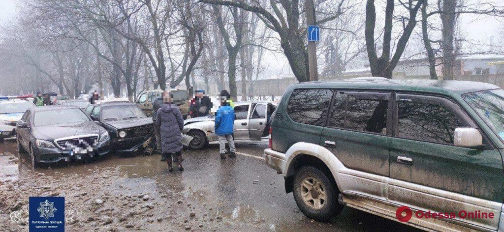 На Дальницком шоссе столкнулись шесть автомобилей — есть пострадавший
