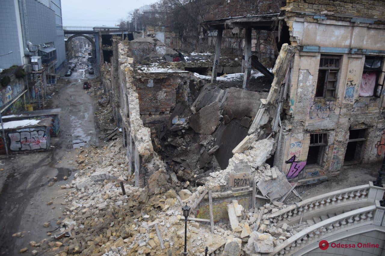На Деволановском спуске обрушился заброшенный дом (фото)