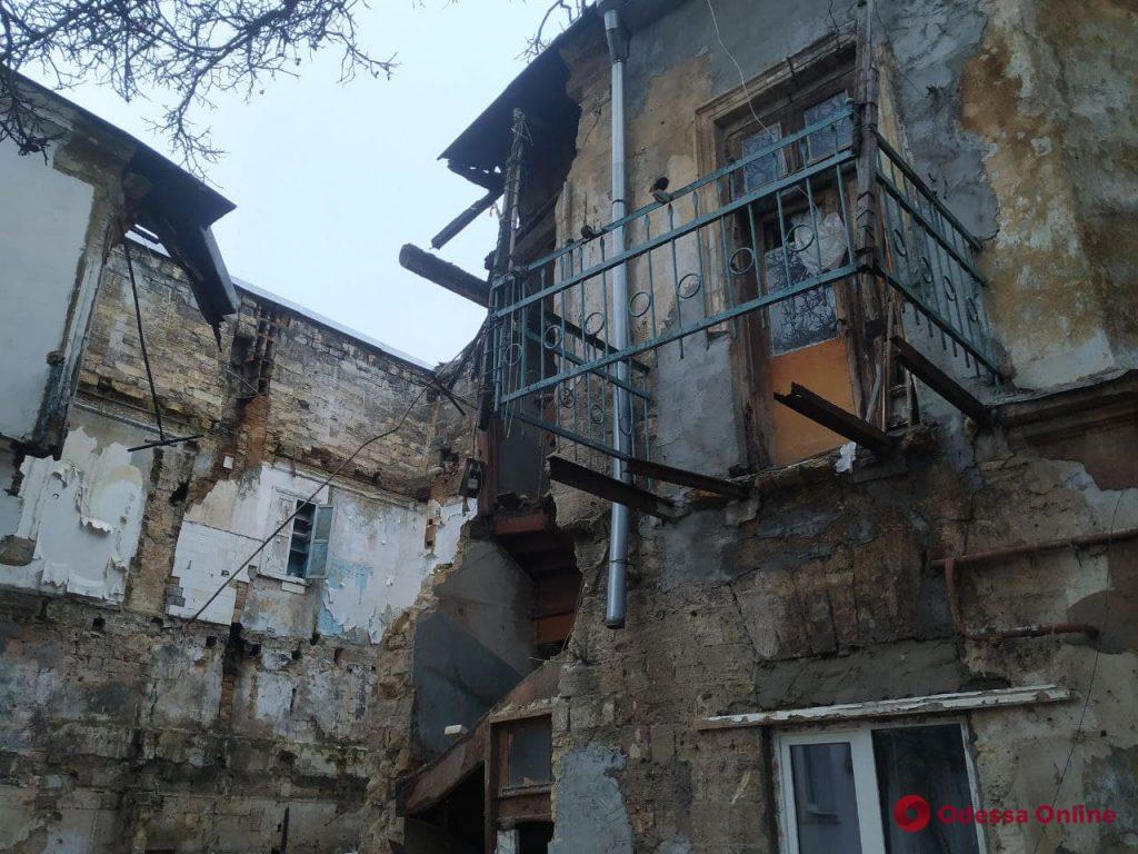 В Одессе на улице Нежинской обрушилась стена жилого флигеля