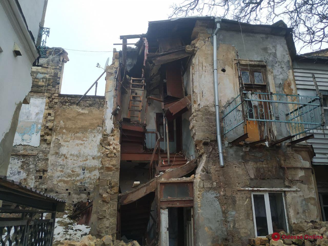 В Одессе на улице Нежинской обрушилась стена жилого флигеля
