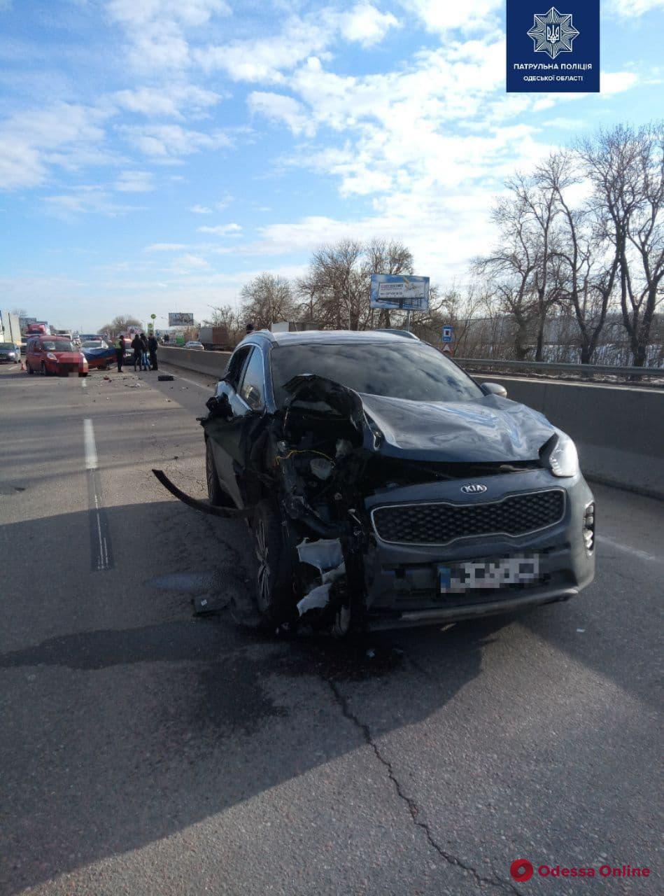 Возле Клеверного моста автомобиль Kia сбил водителя, который менял колесо