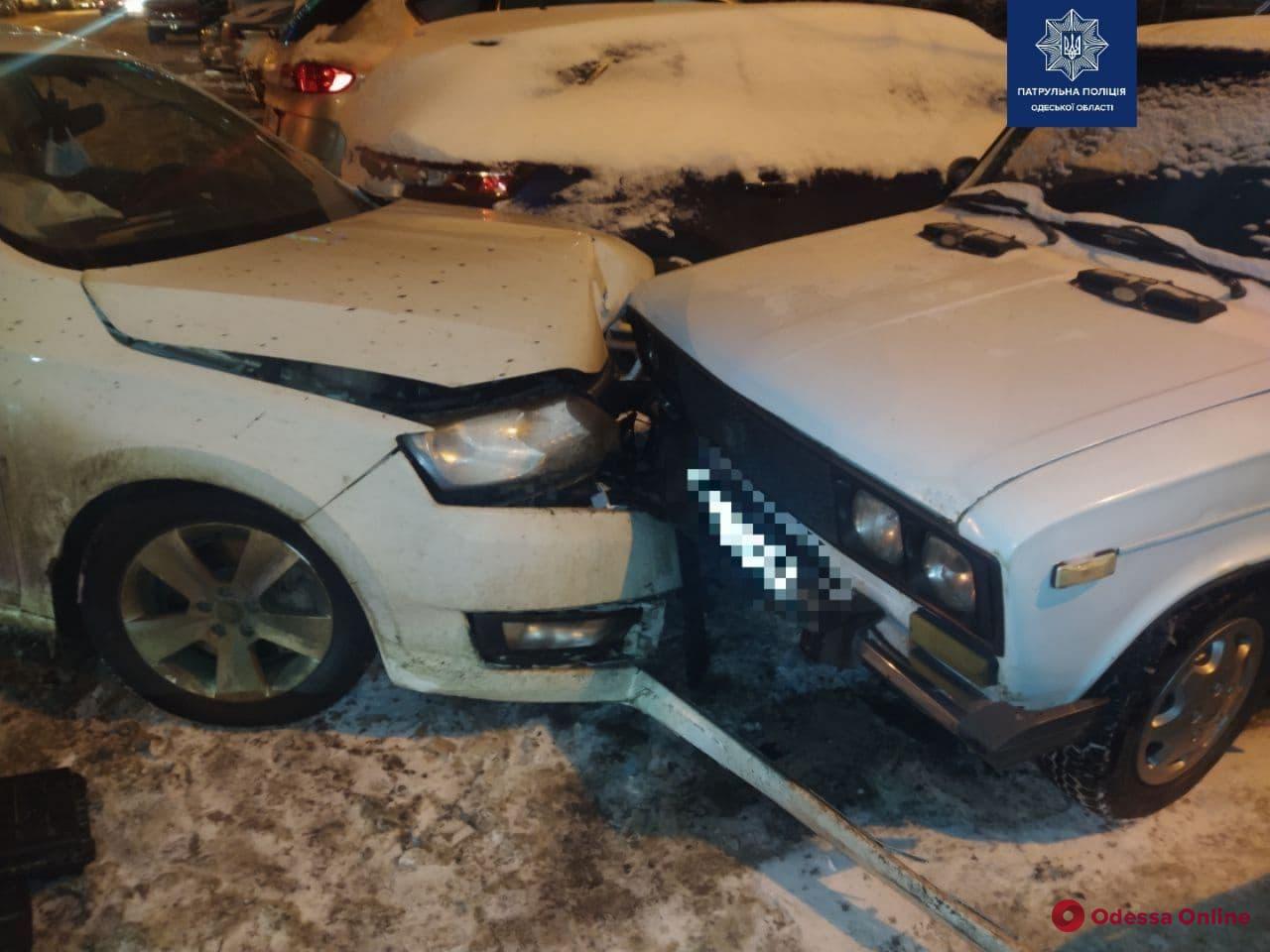 Разбиты семь авто: на поселке Котовского из-за пьяного водителя за рулем Mitsubishi произошло масштабное ДТП