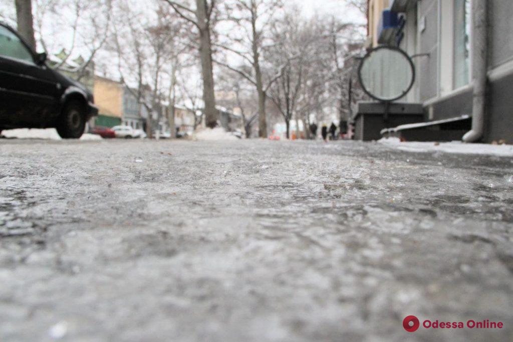 Гололедица: одесские улицы превратились в каток (фото, видео)