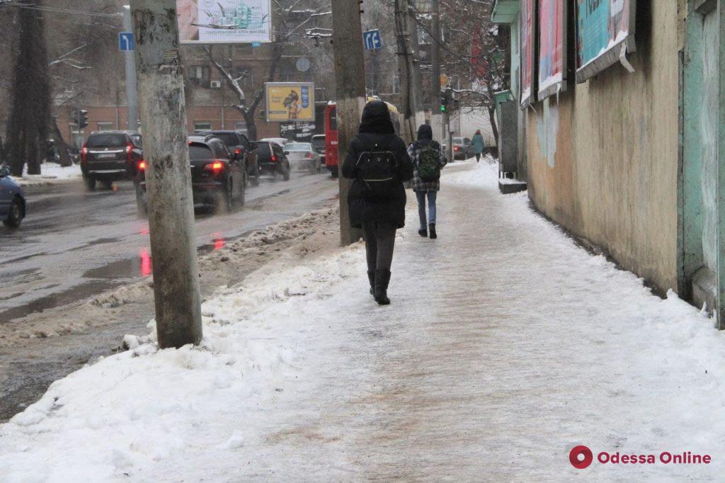 Гололедица: одесские улицы превратились в каток (фото, видео)