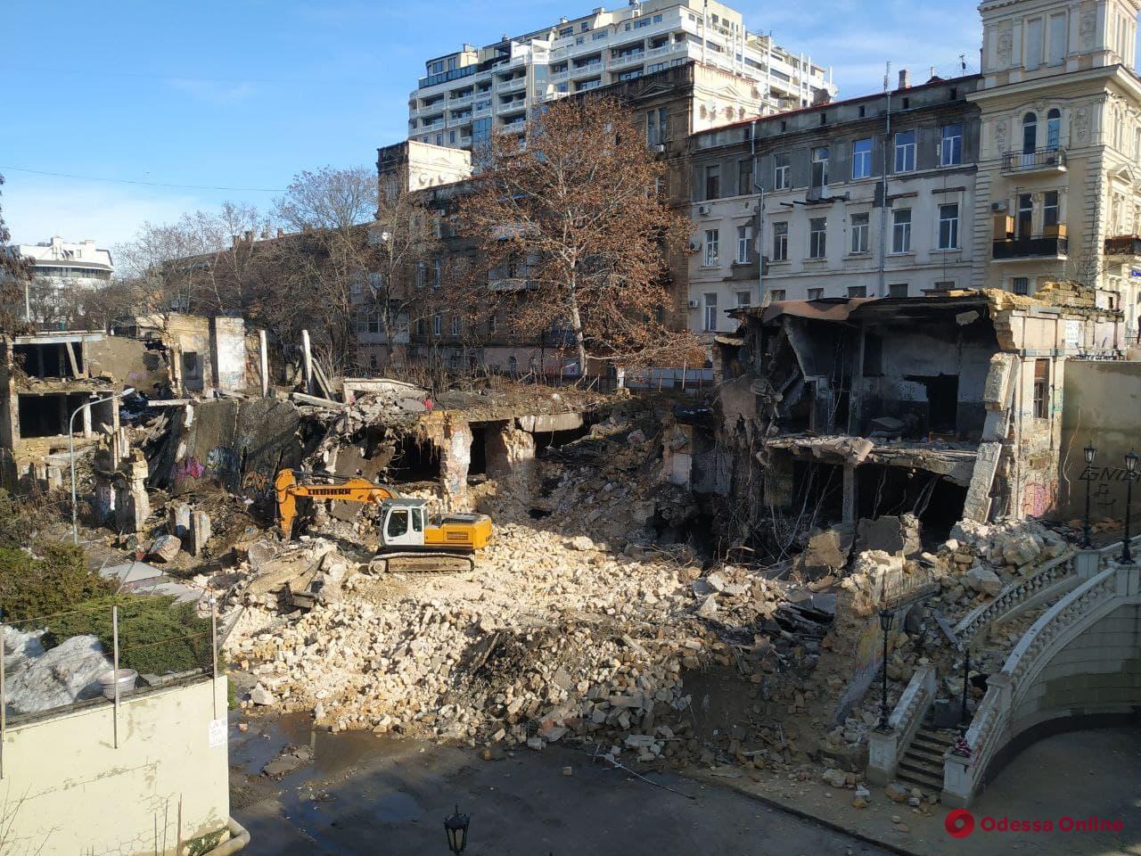 На Деволановском спуске демонтируют стены рухнувшего дома (фото, обновлено)