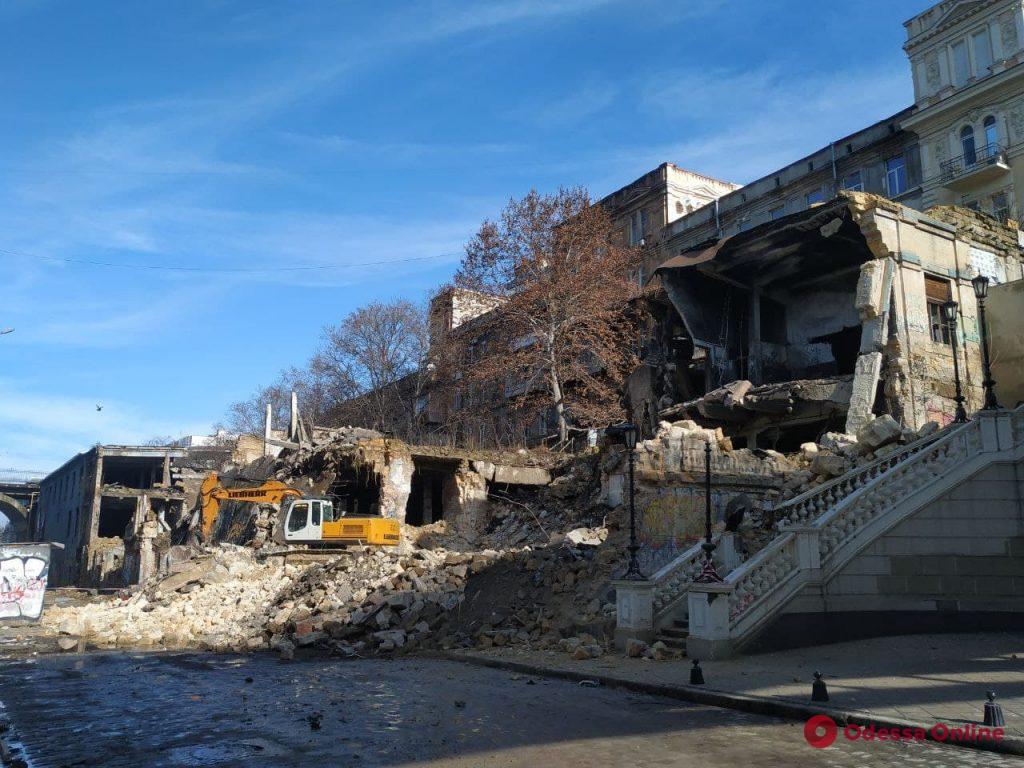 На Деволановском спуске демонтируют стены рухнувшего дома (фото, обновлено)