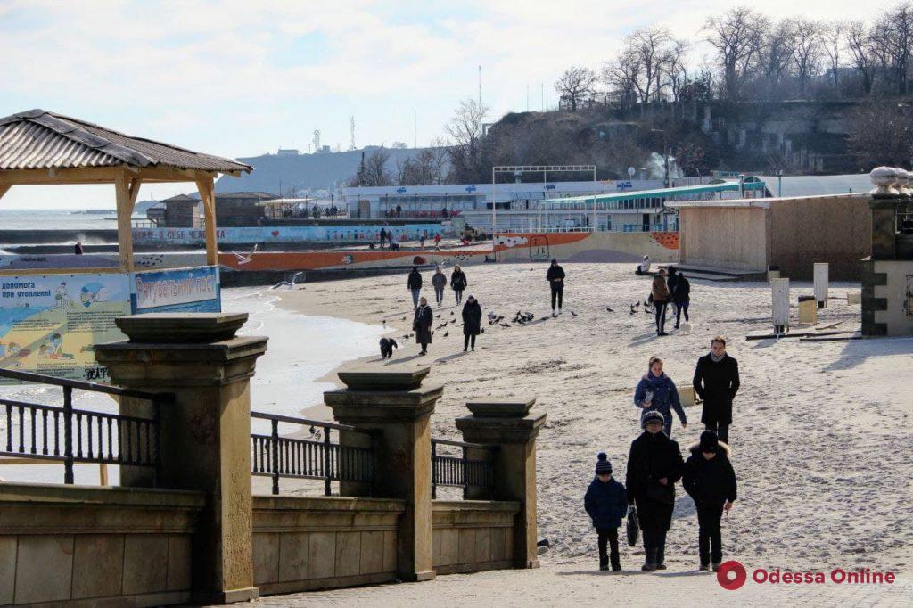 В Одессу на короткое время пришла весна: фоторепортаж с пляжа «Золотой берег»