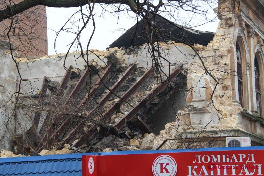 В Одессе ночью рухнуло здание бывшего завода мороженого (фото, обновлено)