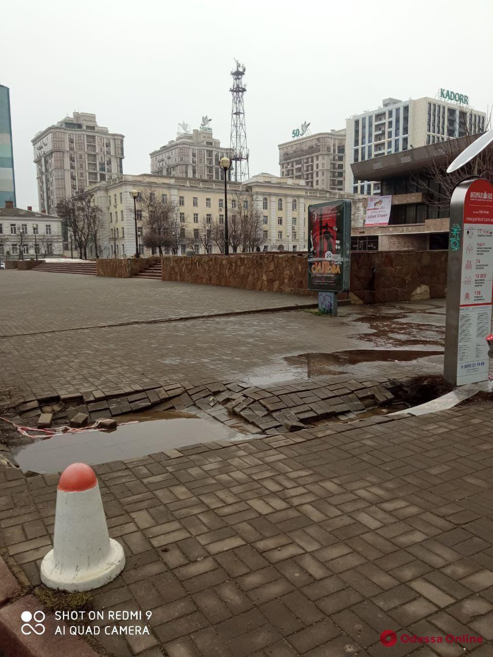 Последствия непогоды: возле Музкомедии на тротуаре образовалась яма (фотофакт)