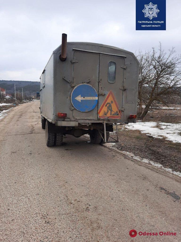 Одесские патрульные помогли водителю грузовика, которому стало плохо за рулем