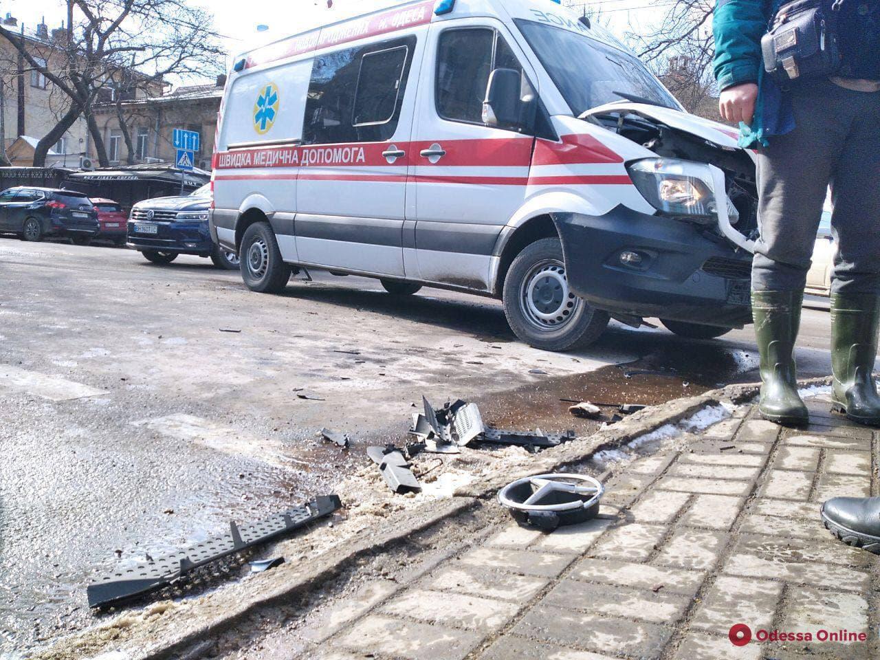 В центре Одессы столкнулись кроссовер и «скорая» (фото)