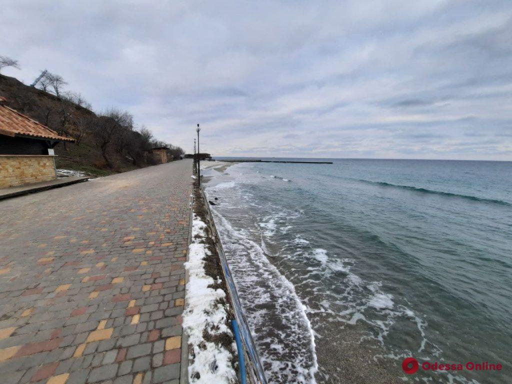 Одесса: шторм уничтожил пляж в районе 16-й станции Фонтана (фотофакт)