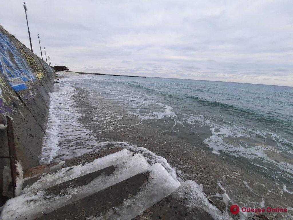 Одесса: шторм уничтожил пляж в районе 16-й станции Фонтана (фотофакт)